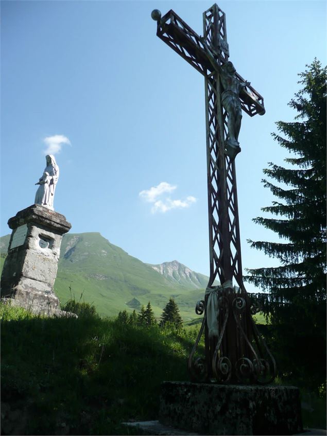 Les statues protègent les lieux - © Collection Gérard BASTARD ROSSET