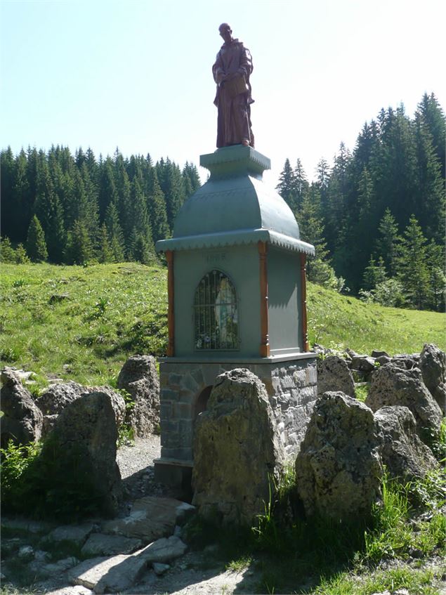 Une statue à l’emplacement de la source - © Collection Gérard BASTARD ROSSET