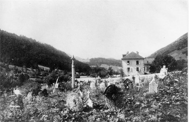 Le cimetière, milieu XXème siècle - ©csardin - OT Le Grand-Bornand
