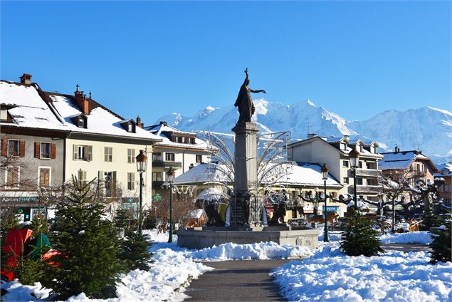Vue sur la statue de la paix en hiver - Sallanches tourisme Laetitia Diana
