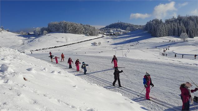 Enfants qui découvrent le ski de fond alternatif au Pateau de Plaine Joux - Maison des Brasses