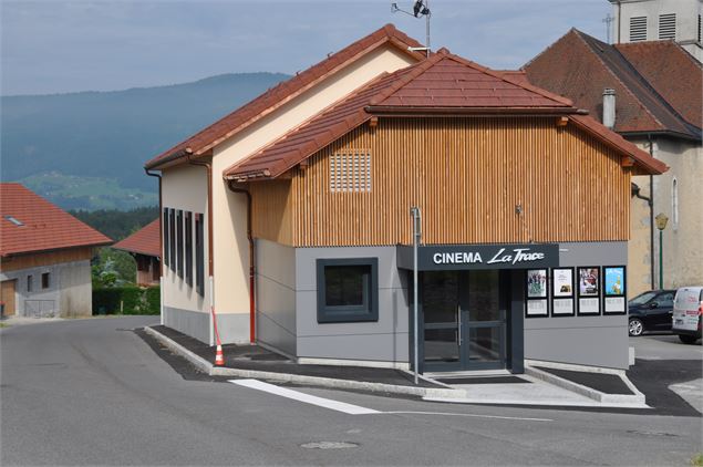 accès PMR-entrée-bâtiment - cinema_la_trace_vallée_verte