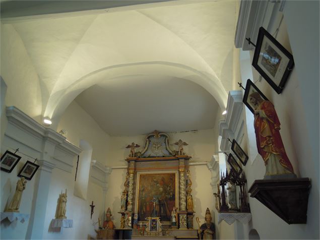 Les Belleville : chapelle Saint-Marcel Saint-Grégoire, vue intérieure et retable - DD/FACIM