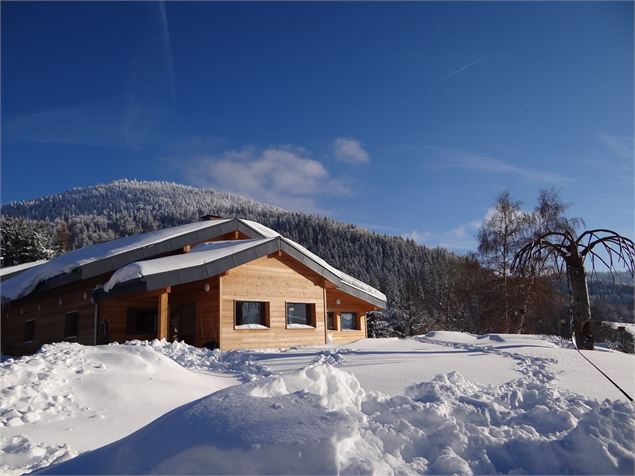 Vue extérieure du bâtiment du Foyer des Moises hiver - Haute-Savoie Nordic