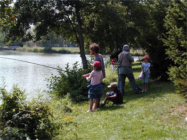 Pêche en famille à l'étang de Cessy - OTPGF
