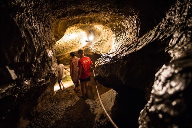 Visite de la grotte naturelle de Seythenex - Peignée verticale