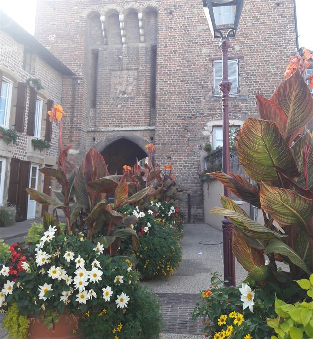 Fleurissement vers la Porte et la Tour à Châtillon sur Chalaronne - Ville de Divonne les Bains