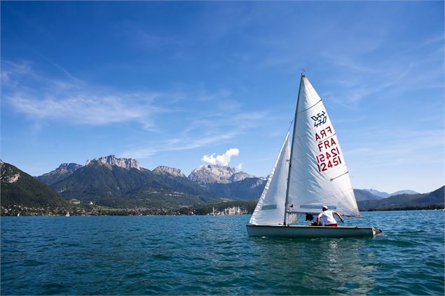 Le lac d'Annecy, lieu d'activités nautiques - Lac Annecy Tourisme