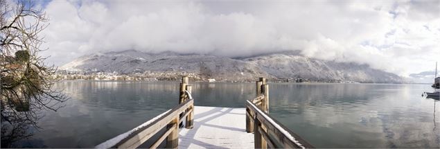 Le lac d'Annecy, sous la neige - Lac Annecy Tourisme