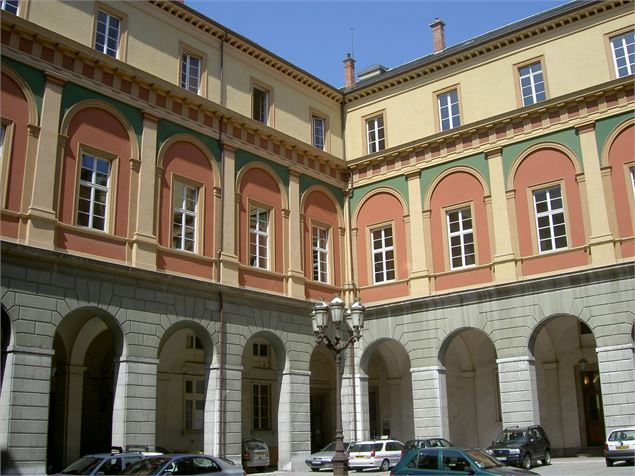 La cour du palais de justice - Alexandre Gendron