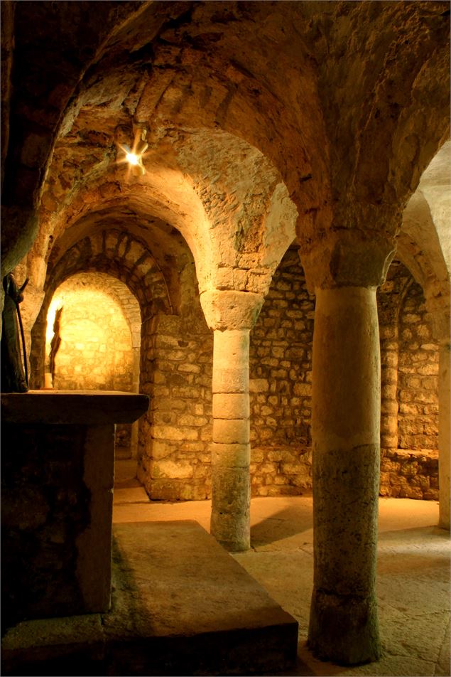 intérieur de la crypte - Abbaye St Rambert