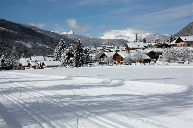 Pistes de ski de fond avec vue sur le village, juste après une chute de neige - Focus Outdoor