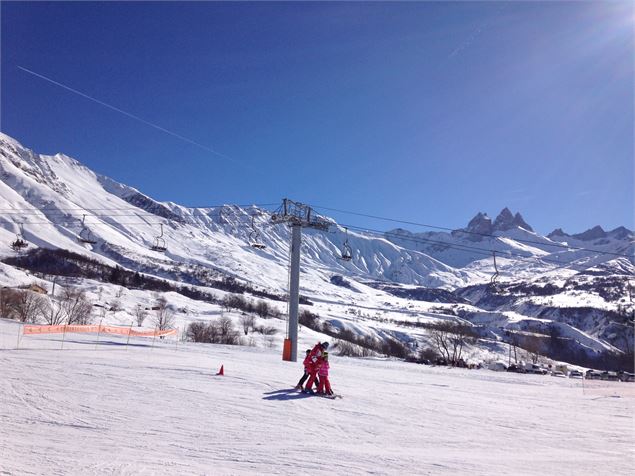 Cours de ski sur la piste Impène - Albiez Animation