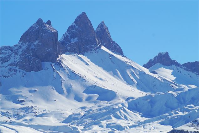 Vue sur les Aiguilles d'Arves depuis le domaine skiable - Albiez Animation