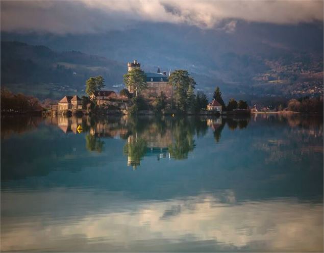 presqu'île du château de Duingt et reflets dans le lac d'Annecy - Monica Dalmasso