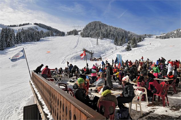 Restaurant avec sa terrasse panoramique situé en haut de la télécabine de l'Essert, accesible aux pi