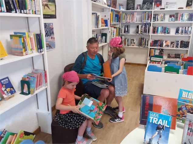 Pause lecture en famille à la bibliothèque de Châtel - Mairie de Châtel