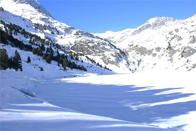 Neige et solitude du barrage de Plan d'amont Aussois en hiver - MO. JL Rigaux - OT AUSSOIS