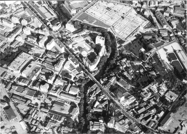Vue aérienne du quartier de la Mandallaz dans la partie inférieure gauche, avant 1971 - Archives mun