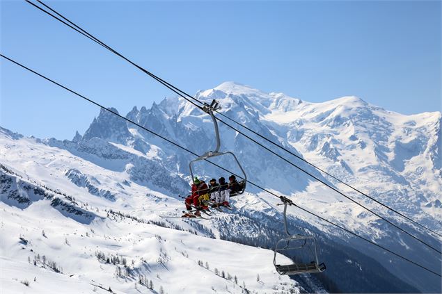 Skieurs sur le télésiège des Autannes - OT Vallée de Chamonix-Mont-Blanc