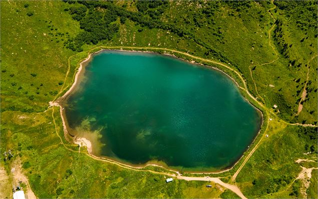 Vue du lac de Vernant depuis un drone - OT Flaine-Candice Genard