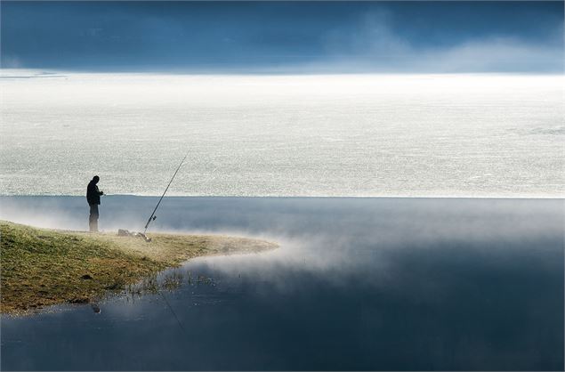 Pêche au lac de Montriond - Yvan Tisseyre / OT Vallée d'Aulps