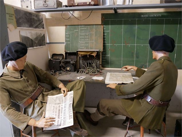 deux mannequins militaires en train de lire des cartes - André Bertrand / Ot Valloire