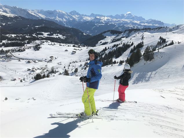 Skieurs face au Mont Blanc à Praz de Lys Sommand - Praz de Lys Sommand Tourisme