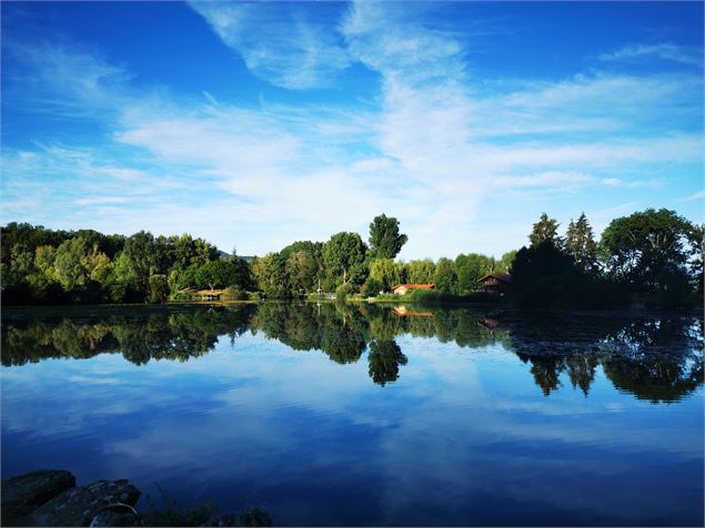 Photo du lac du Môle en été - Maison des Brasses