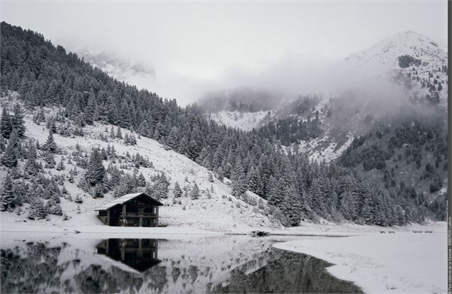 Maison de la Réserve naturelle nationale du Plan de Tuéda (hiver) - ©Sylvain Aymoz