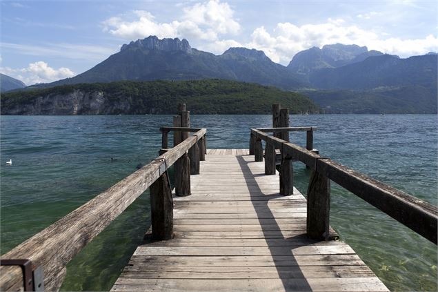 Le Roc de Chère et les montagnes du lac d'Annecy vus depuis l'embarcadère de Saint-Jorioz - Malorie