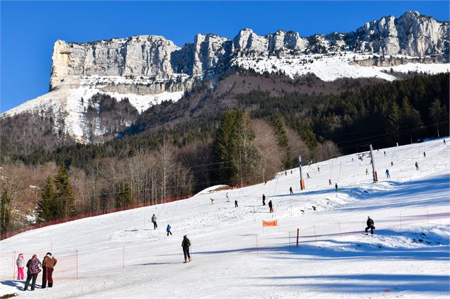 Les skieurs sur la piste de la station du Granier - Véronique Arpin
