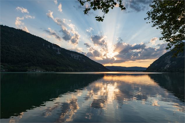 Coucher de soleil sur le lac de Nantua - Jérôme Pruniaux - Agence ARGO - HautBugeyTourisme