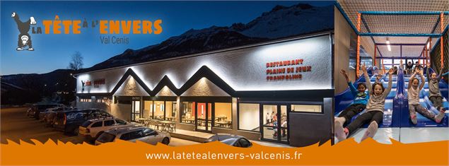 Vue extérieure sur la plaine de jeux et le restaurant La Tête à l'Envers à Val Cenis Sollières - La 