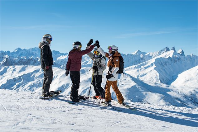 groupe d'amis skiant à Valmeinier - Office de tourisme de Valmeinier - Alban Pernet