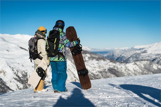 Deux snowboards admirant le paysage depuis le crêt de la brive à Valloire - Thibaut Blais / Valloire