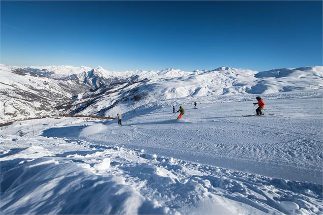 Deux skieur descendant la piste primevère à Valloire - Thibaut Blais / Valloire Tourisme