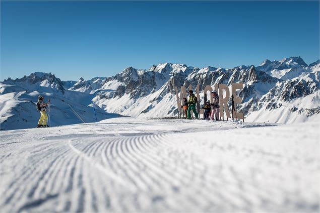 famille de skieurs prenant la pose au sommet du crey du quart à valloire - Thibaut Blais / Valloire 