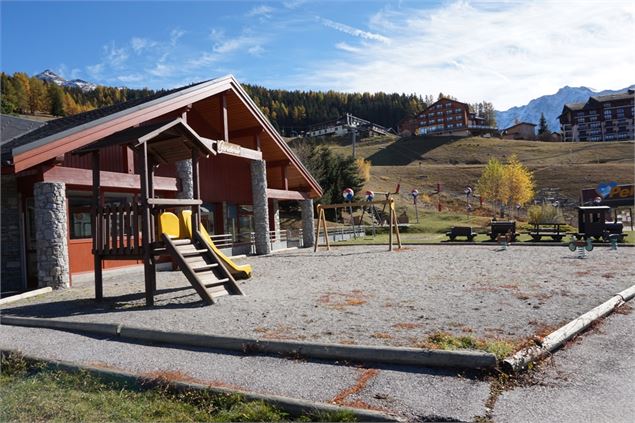 vue Bellecôte, Aiguille Grive et aire de jeux pour enfants - OT Peisey-Vallandry