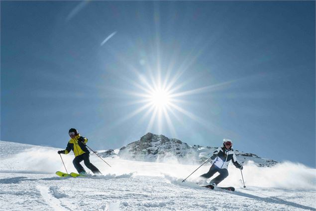 Skieurs sur les pistes ensoleillées de Val Cenis - HMVT