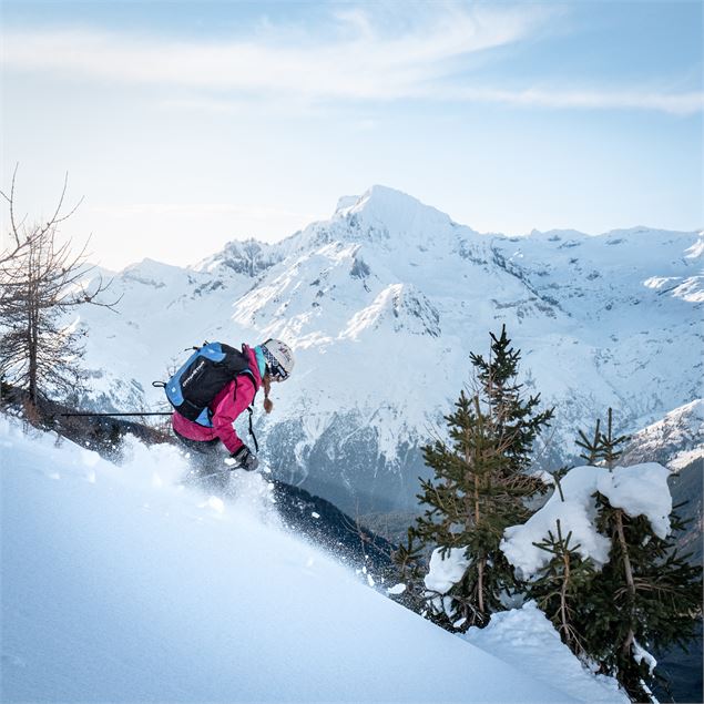 Skieur dans la poudreuse de la station de Val Cenis - HMVT