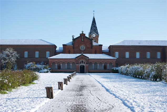 Abbaye sous la neige - Dombes Tourisme