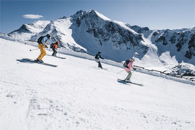 Skieurs sur les pistes ensoleillées - D.Cuvelier - OTHMV