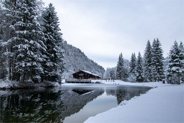Le lac du Pontet et sa robe blanche - Les Contamines Tourisme