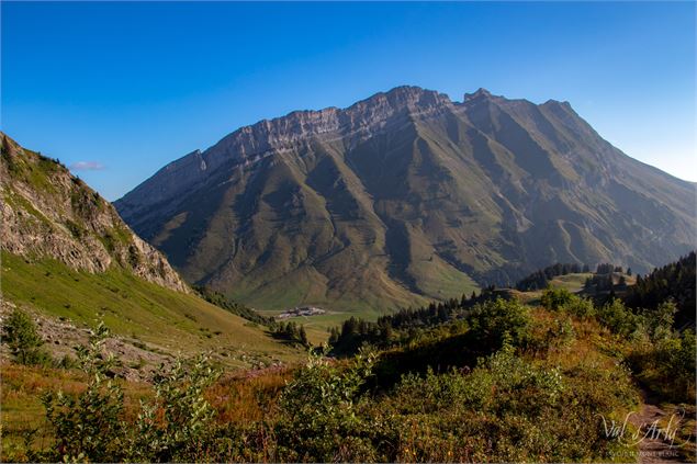 Vue sur le Col des Aravis - sentier de la Croix des Frêtes - La Giettaz - Office de Tourisme du Val 