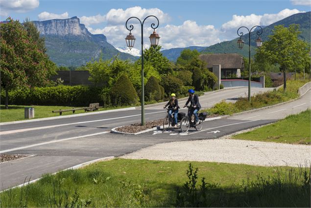 Vélo utilitaire piste cyclable Metz-Tessy 150517-1-© Dep74 - L. Guette - © L.GUETTE