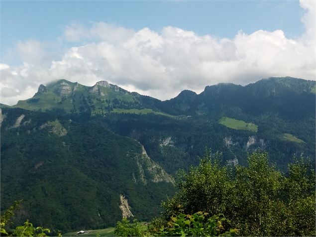 Vue sur le Mont Billiat depuis la chapelle - Office de Tourisme des Alpes du Léman