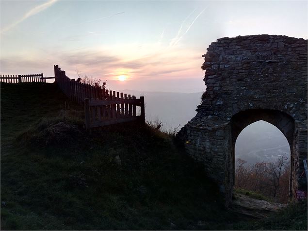 coucher de soleil sur la porte en ruine de St Germain - Vincent Gaullier