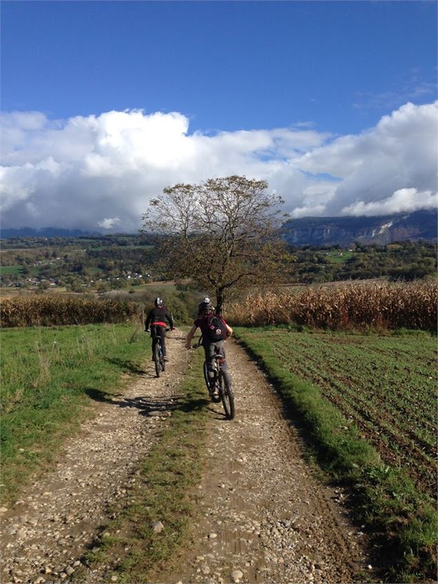 circuitvttaixlesbainsrivieradesalpesenpassantparladeysse - C Leray