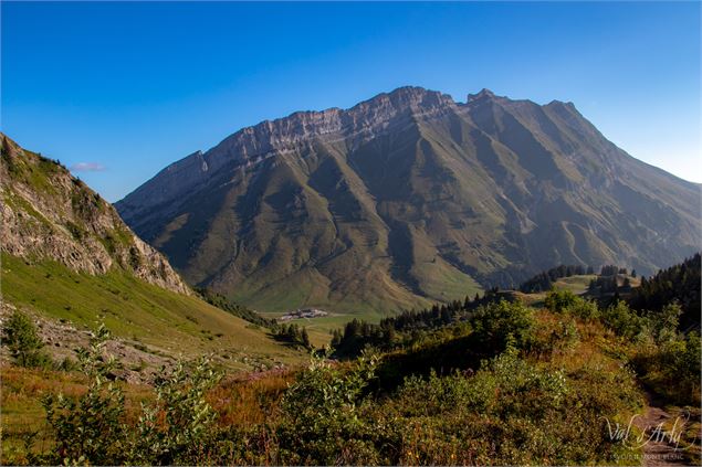 Vue sur le Col des Aravis - sentier de la Croix des Frêtes - La Giettaz - Office de Tourisme du Val